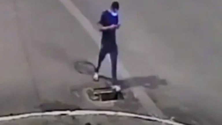 Vídeo: homem caminha olhando o celular e cai em bueiro sem tampa no DF
