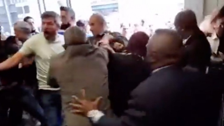 VÍDEO: manifestantes antivacina invadem a Alerj e são contidos por seguranças