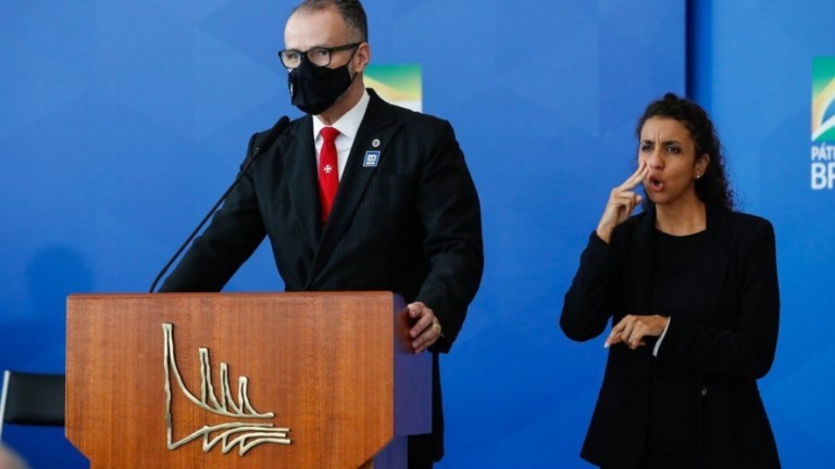 Presidente da Anvisa critica governo por declarações sobre a Covid-19