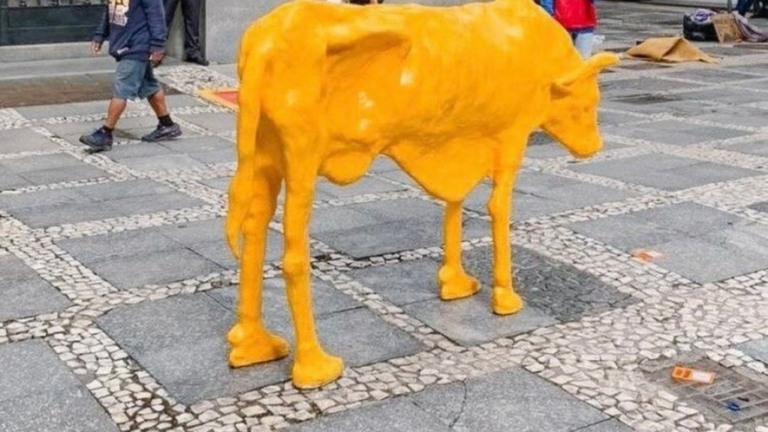 Após "Touro de Ouro", B3 ganha estátua de "Vaca Magra" no centro de SP