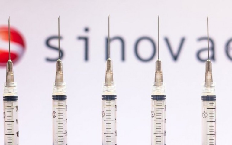 Coronavac: maiores de 60 precisam de 3 doses para proteção, diz Opas