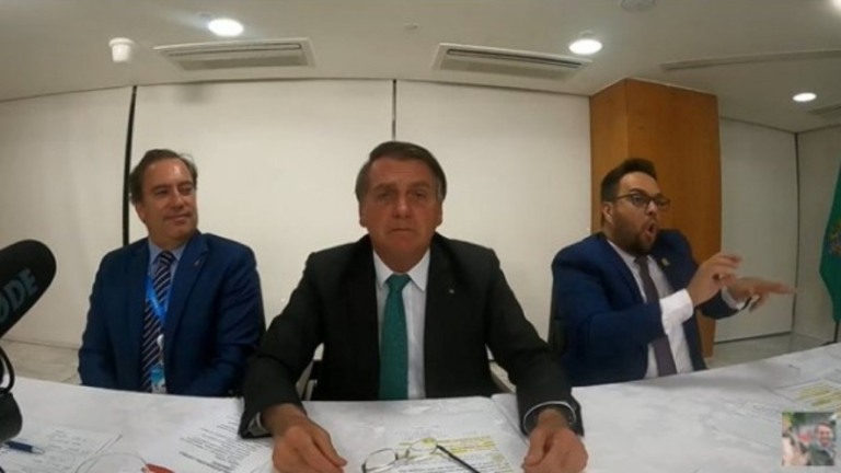 Bolsonaro repete promessa de queda no preço dos combustíveis