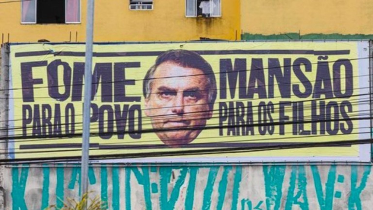 Outdoors com críticas a Bolsonaro são instalados em SP e BH