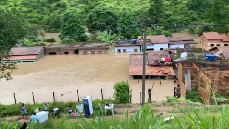 Bolsonaro e Marinho sobrevoam zonas afetadas pela chuva na Bahia