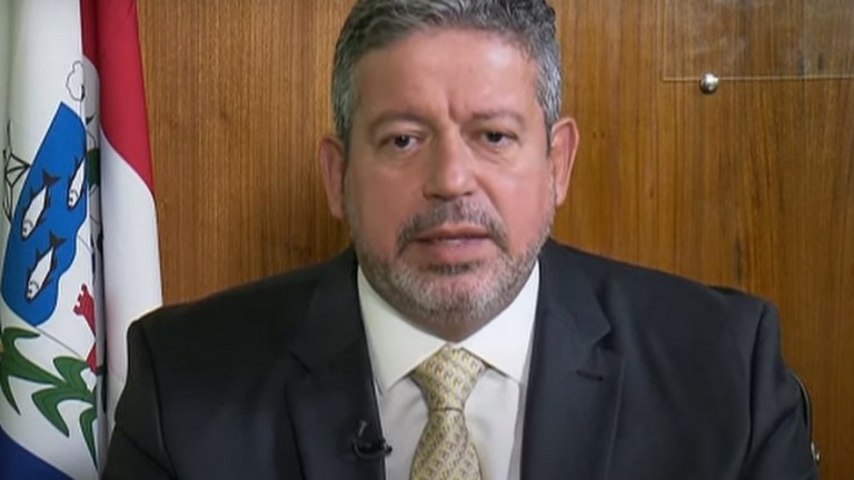 Lira cobra "solução" no Orçamento para aumentar fundo eleitoral