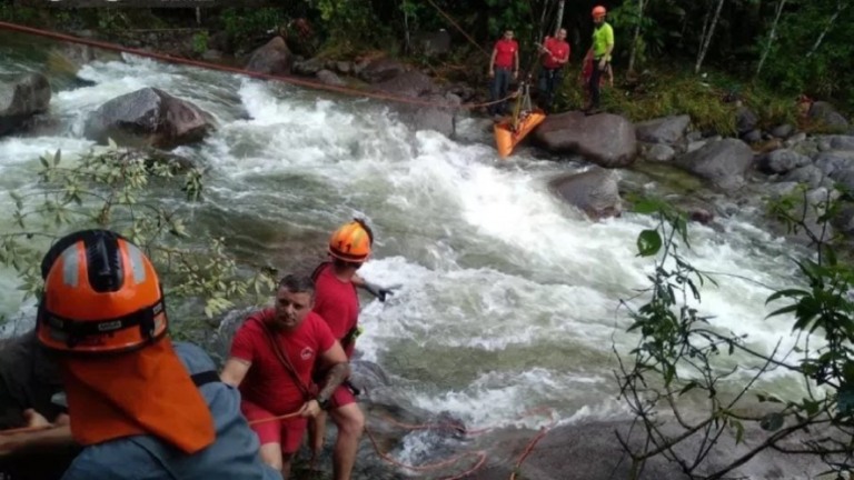 Bombeiros encontram última vítima após tromba d'água em Lavrinhas