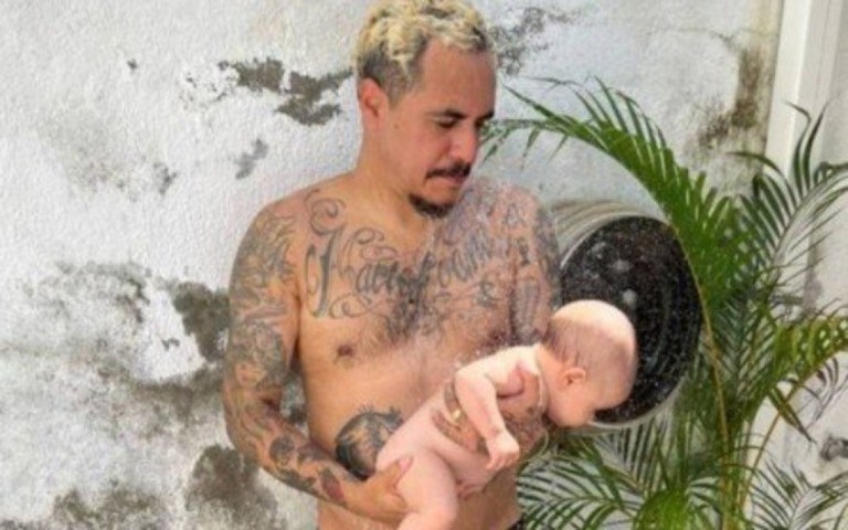 Marcelo D2 aparece com filha caçula pela primeira vez