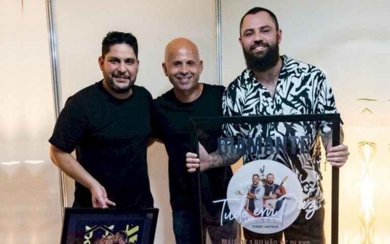 Jorge e Mateus recebem certificado de 1 bilhão de plays pelo álbum "Tudo em Paz"