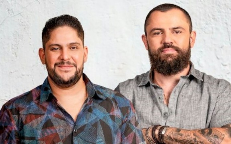 Fã surpreende dupla Jorge & Mateus durante um show com pedido: "Me come"