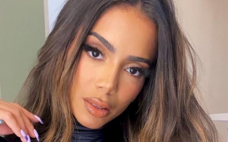 Anitta: foto revela cantora com roupas tradicionais do Candomblé
