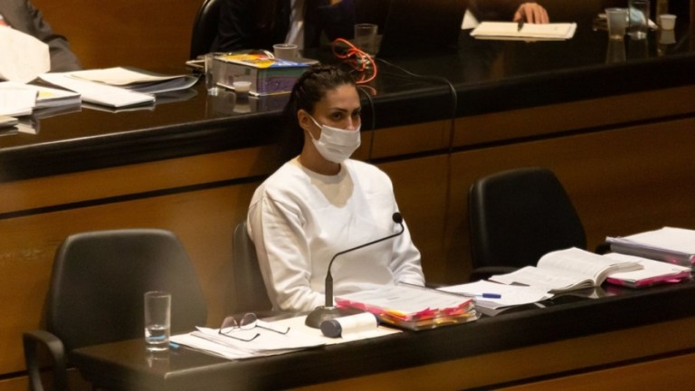 Caso Henry: Monique chora após testemunha elogiá-la como mãe