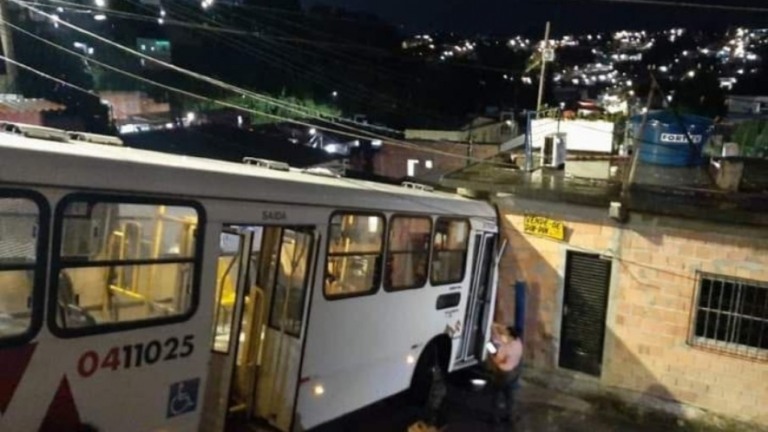 Ônibus derrapa na ladeira e invade casa em Manaus; veja fotos