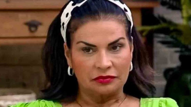 A Fazenda 13: Solange Gomes foi excluída de escola de samba por não ter dinheiro A Fazenda 13: Solange Gomes foi excluída de escola de samba por não ter dinheiro