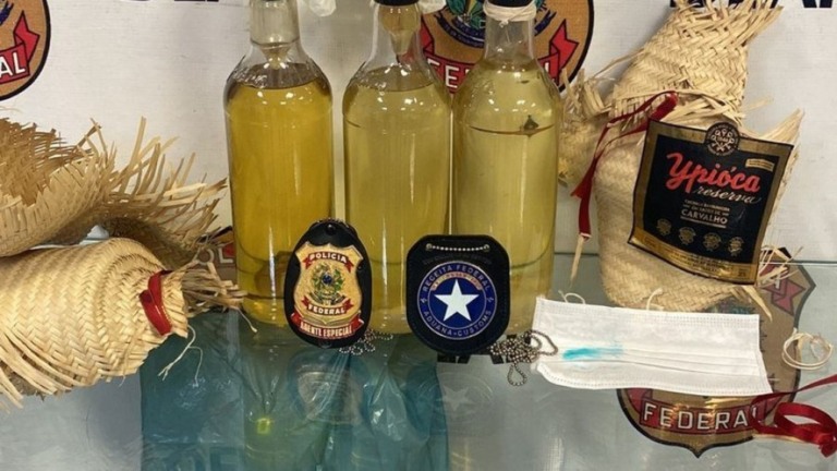 Rio: Mulher é presa no aeroporto com cocaína diluída em cachaça