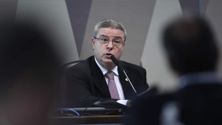 Câmara aprova indicação de Anastasia para ministro do TCU