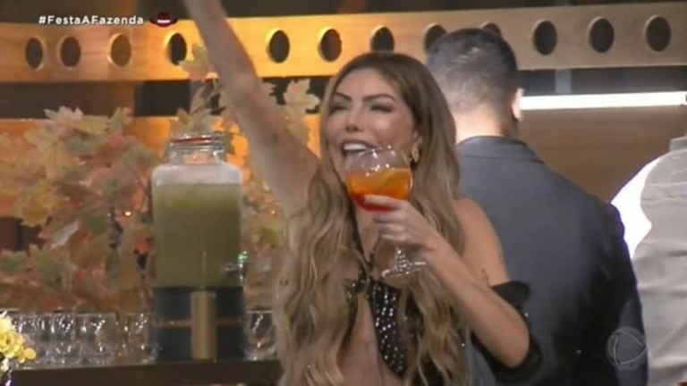 'A Fazenda 13': Liziane Gutierrez é exaltada após barraco em festa