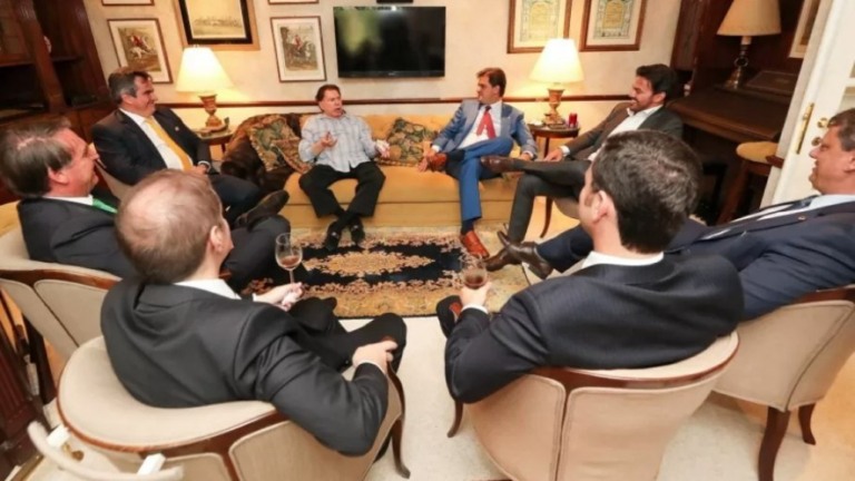 Bolsonaro e ministros visitam Silvio Santos na casa do apresentador