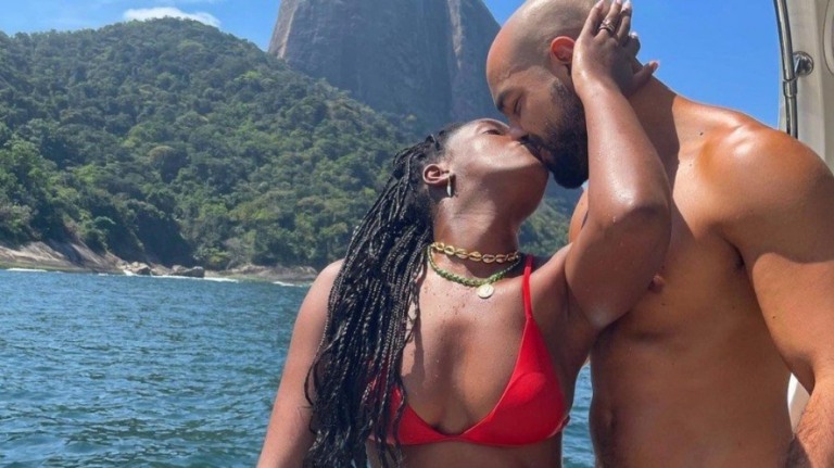 Iza troca beijos com marido em passeio de barco: "Melhor sim da vida"