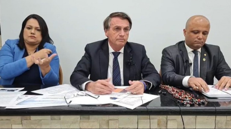 Bolsonaro quer expor técnicos da Anvisa por vacinação de crianças