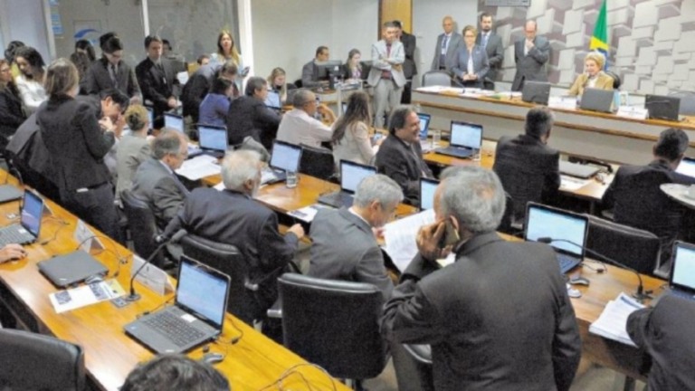 Comissão do Senado aprova desaposentadoria; entenda