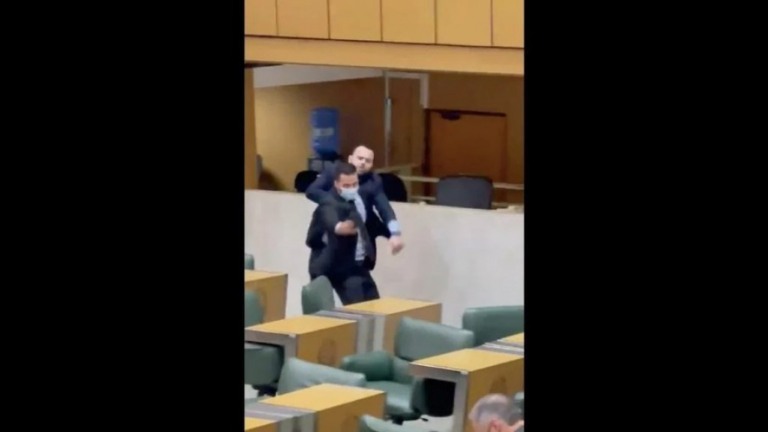 VÍDEO: Deputados Arthur do Val e Gil Diniz brigam em sessão na Alesp