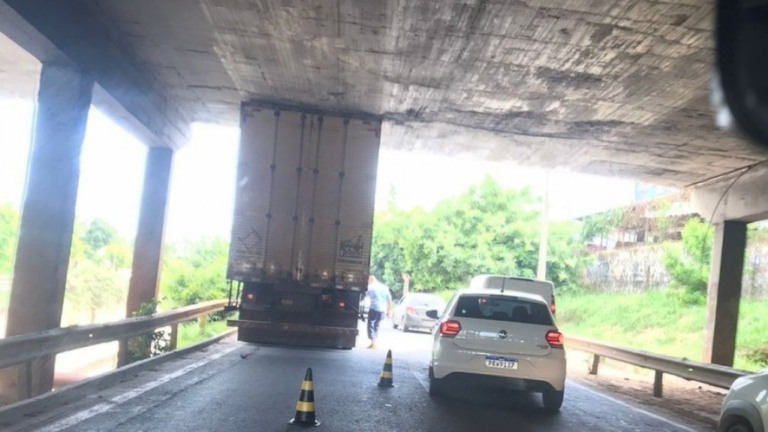 Caminhão fica 'entalado' embaixo de viaduto em Goiás; veja fotos