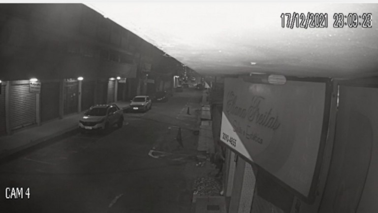 Vídeo: homem invade casa, fica preso pela calça e foge de cueca