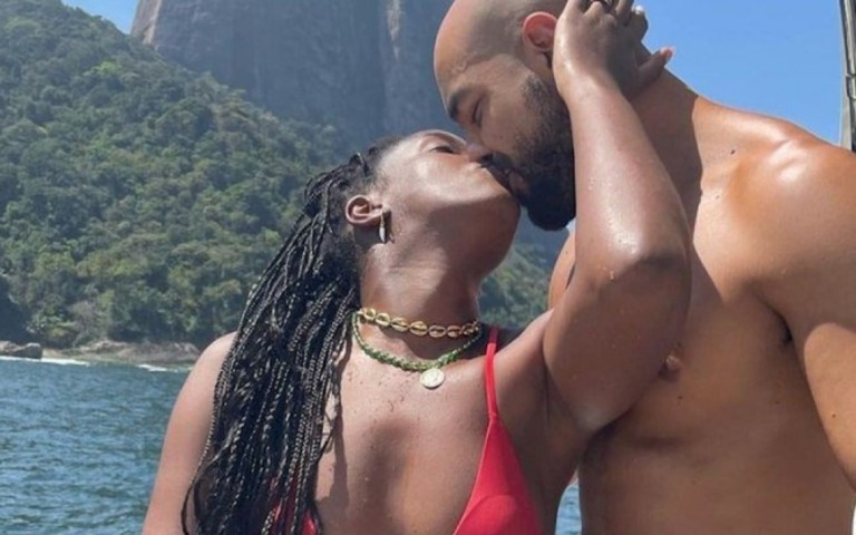 IZA e marido sensualizam na comemoração de 3 anos de casamento