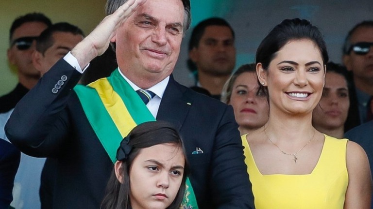 Esposa de Bolsonaro usou avião da FAB para passeio com sete parentes