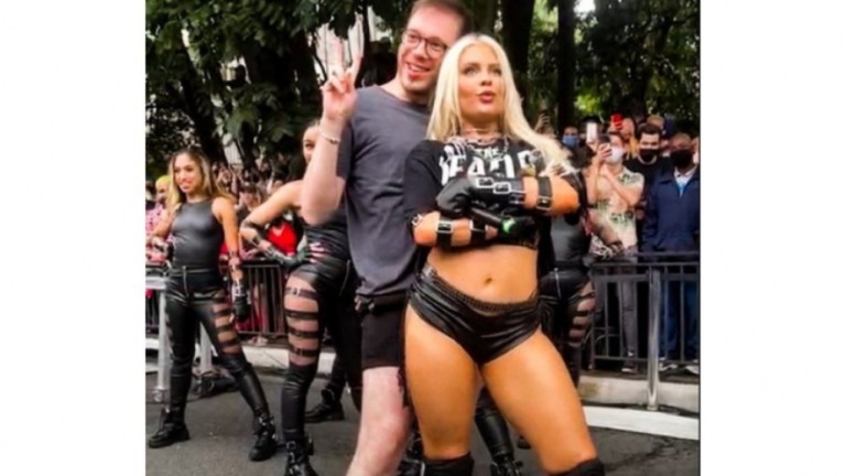 Luísa Sonza dança com fã em show surpresa na Avenida Paulista