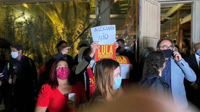 Grupo protesta contra eventual chapa Lula-Alckmin; veja vídeo
