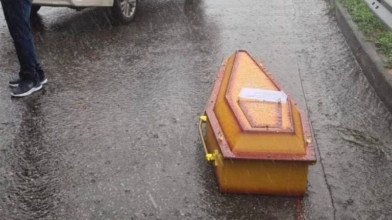Caixão cai de carro funerário e policiais interditam pista no RJ