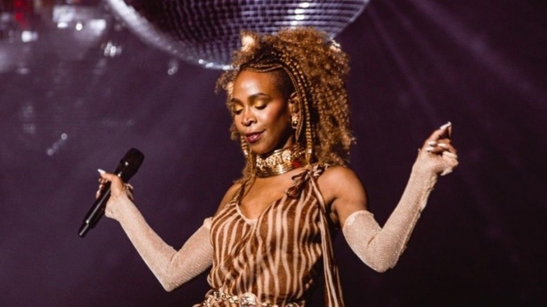 Karol Conká tem van invadida por fã: "Desrespeitosa e sem noção"