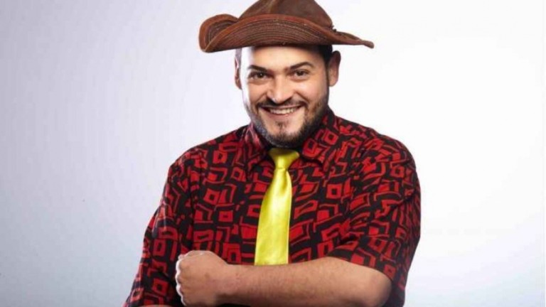 Humorista de "A Praça é Nossa" fica de cueca para protestar em evento