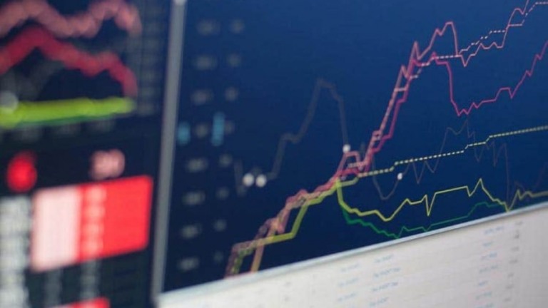 Dólar atinge maior cotação desde março por temor da Ômicron