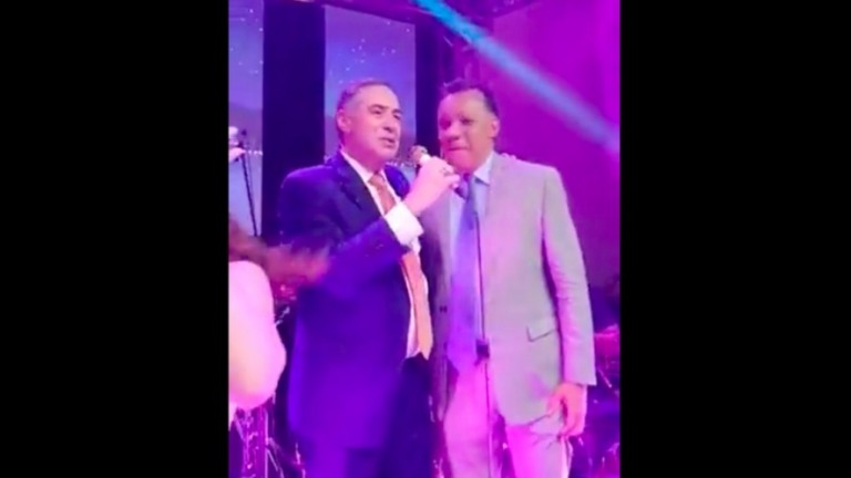 Barroso aparece cantando em festa de casamento; veja o vídeo