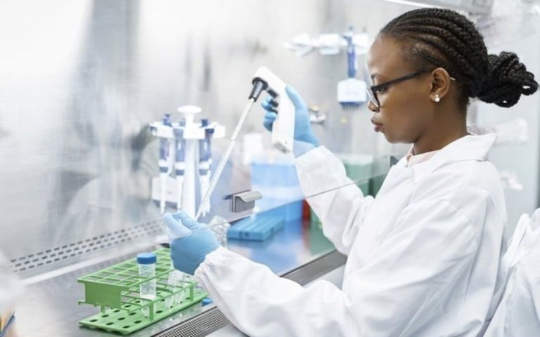 Cientistas avaliam possível elo entre cepa Ômicron e HIV não tratado