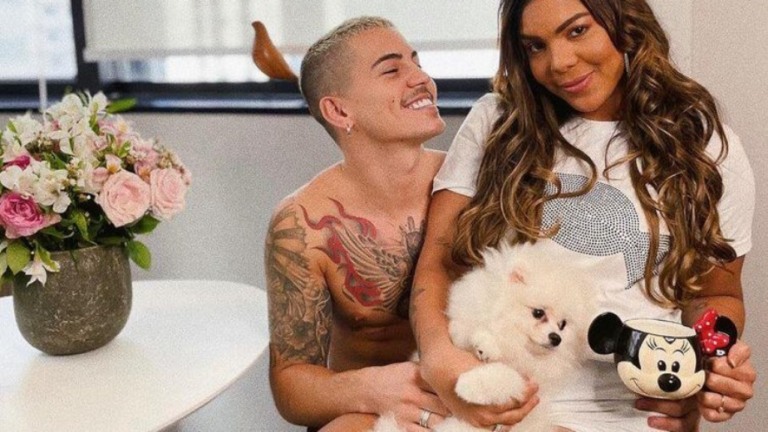Tays Reis anuncia que está grávida de Biel