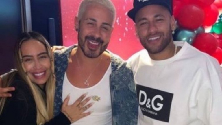 Neymar começa festas de fim de ano na mansão dele em Alphaville