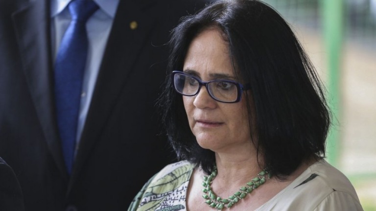 Damares: liberação da maconha visa "aumentar número de dependentes"