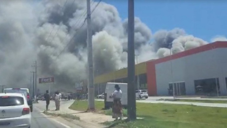 VÍDEO: incêndio atinge supermercado em Florianópolis