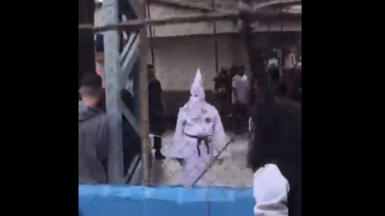 Docente diz que usou roupa da Ku Klux Klan para divulgar peça teatral
