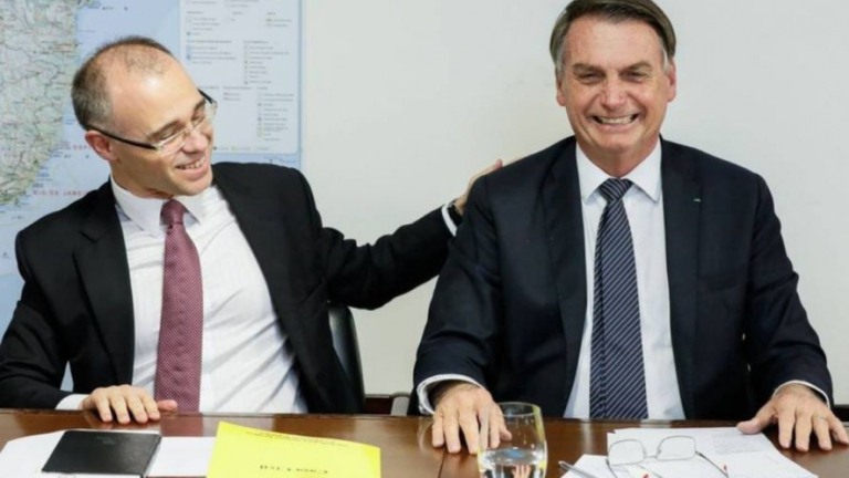 Mendonça assume ação sobre ensino de gênero e Bolsonaro comemora