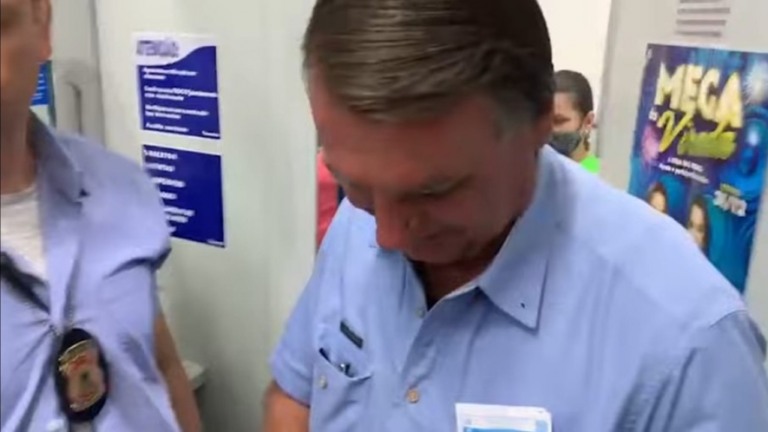 Bolsonaro culpa Guedes por atraso na concessão de bônus para auditores