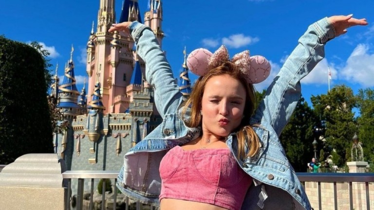 Larissa Manoela vai à Disney com amigas: 'dessa vez o único boy é o Mickey'