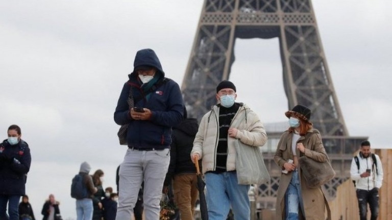 França atinge 100 mil casos diários de Covid-19