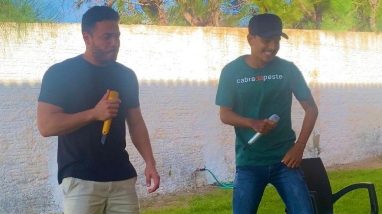 Funcionário de hotel canta com Wesley Safadão, viraliza e se demite