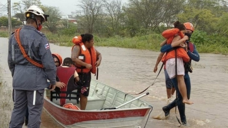 Chuvas deixam 17 mortos e mais de 15 mil desabrigados na Bahia