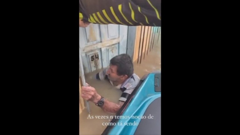 VÍDEO: Homem é resgatado com água na altura do pescoço em Itabuna