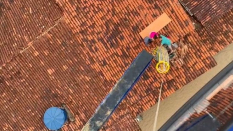 Vídeo mostra moradores ilhados resgatados por helicóptero na Bahia